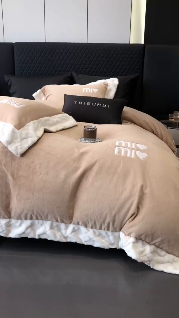 91家纺网 家纺一手货源 找家纺 太古汇家居 2025新款240克牛奶绒工艺款四件套-缪斯系列 （会员250/270，毛毡带包装，淘宝上图价格-券后不低于358） 缪斯-奶油咖