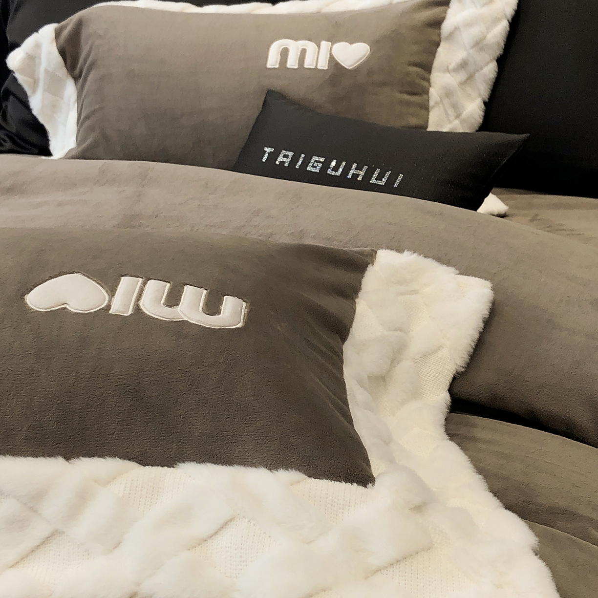 91家纺网 家纺一手货源 找家纺 （总）太古汇家居 2025新款240克牛奶绒工艺款四件套-缪斯系列 （会员250/270，毛毡带包装，淘宝上图价格-券后不低于358）