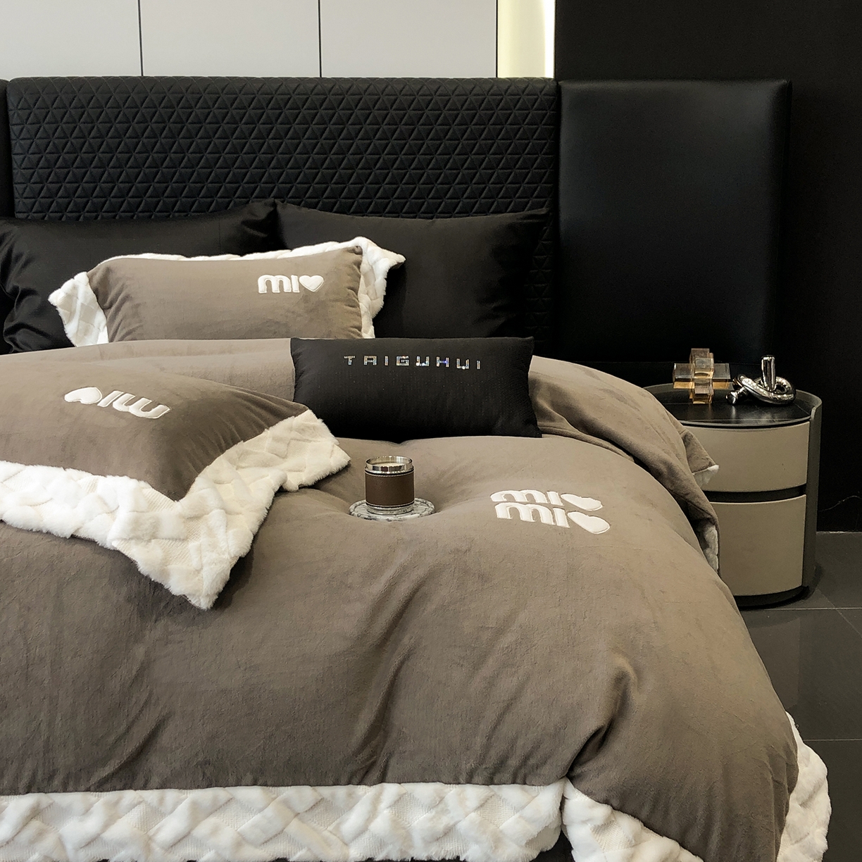 91家纺网 家纺一手货源 找家纺 （总）太古汇家居 2025新款240克牛奶绒工艺款四件套-缪斯系列 （会员250/270，毛毡带包装，淘宝上图价格-券后不低于358）