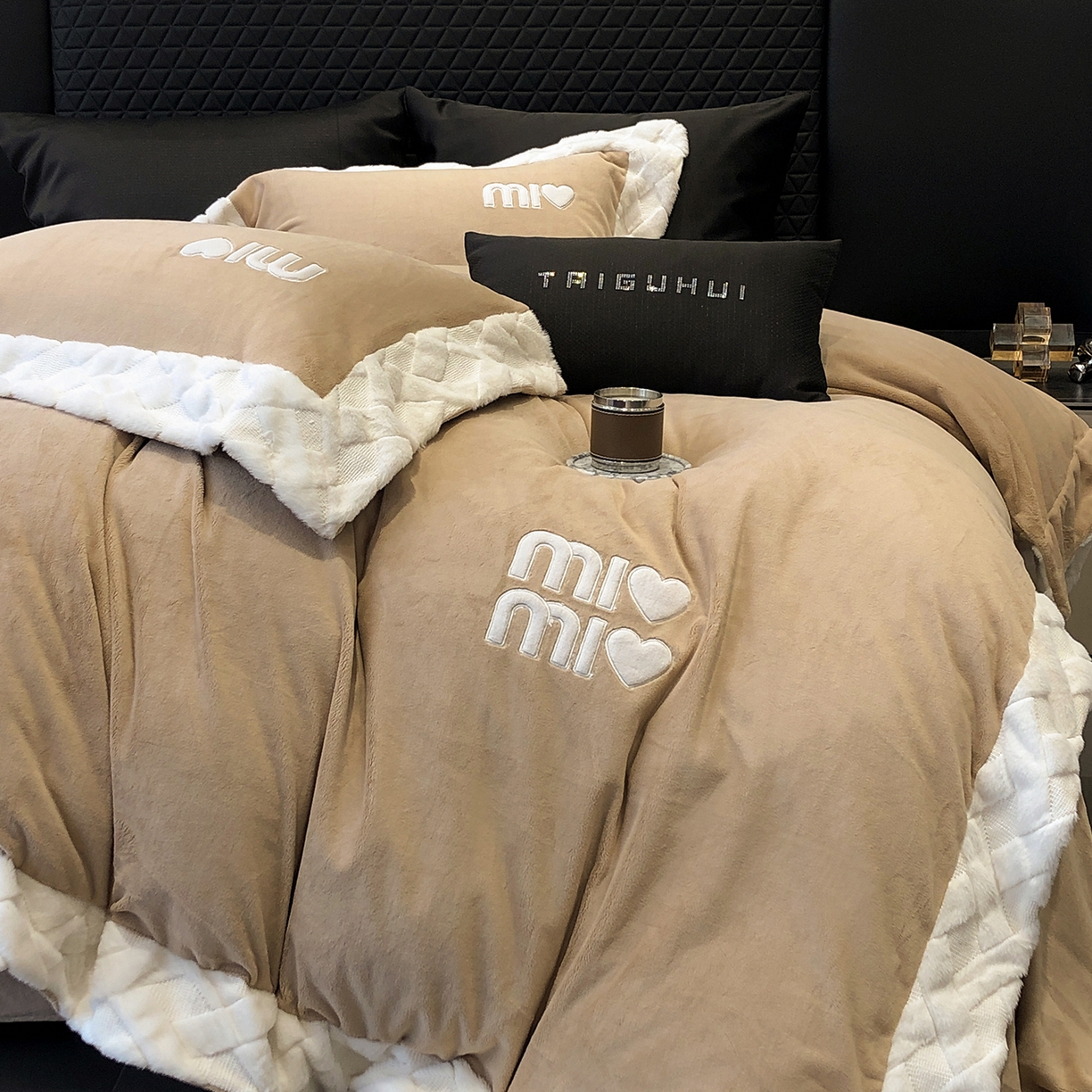 91家纺网 家纺一手货源 找家纺 太古汇家居 2025新款240克牛奶绒工艺款四件套-缪斯系列 （会员250/270，毛毡带包装，淘宝上图价格-券后不低于358） 缪斯-奶油咖