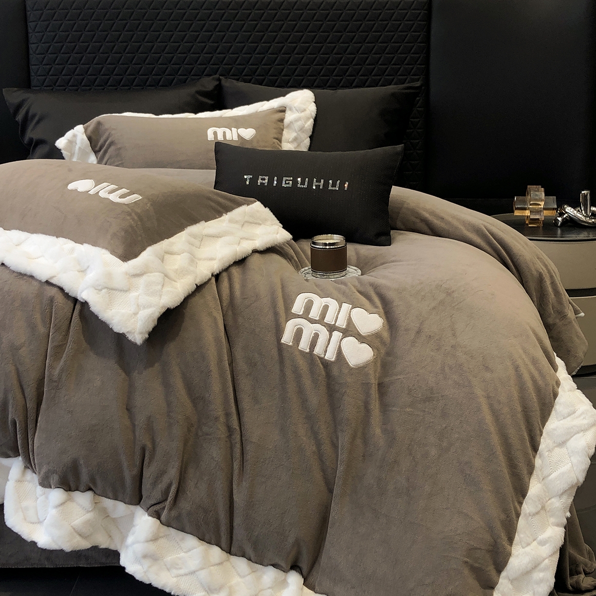 91家纺网 家纺一手货源 找家纺 （总）太古汇家居 2025新款240克牛奶绒工艺款四件套-缪斯系列 （会员250/270，毛毡带包装，淘宝上图价格-券后不低于358）