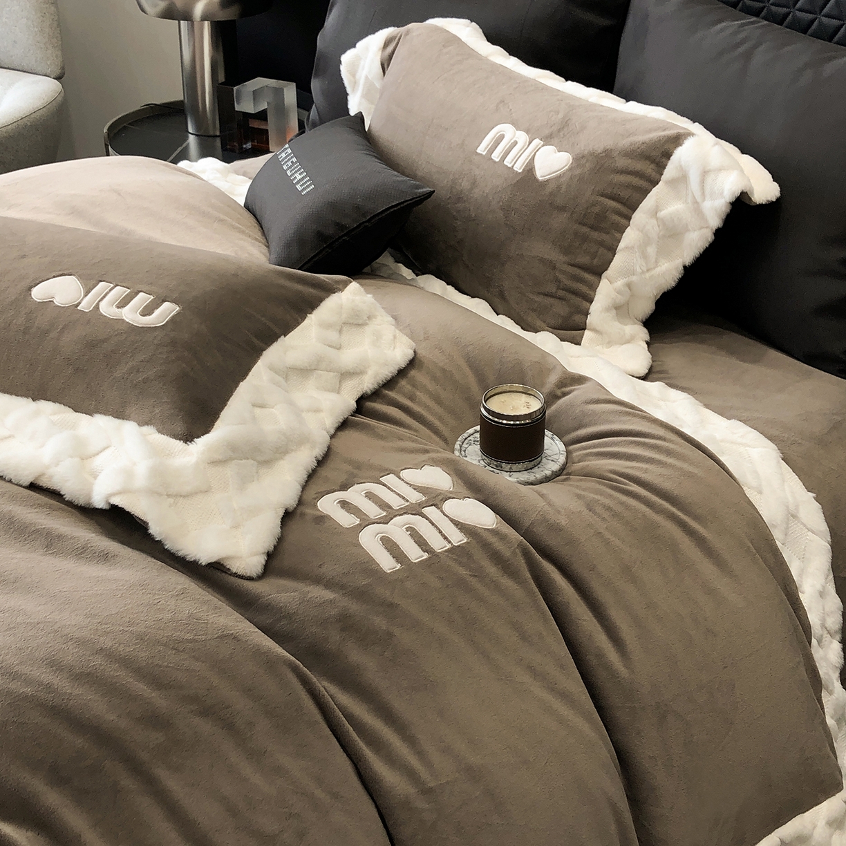 91家纺网 家纺一手货源 找家纺 （总）太古汇家居 2025新款240克牛奶绒工艺款四件套-缪斯系列 （会员250/270，毛毡带包装，淘宝上图价格-券后不低于358）