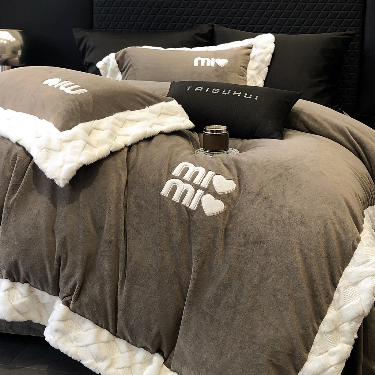 91家纺网 家纺一手货源 找家纺 （总）太古汇家居 2025新款240克牛奶绒工艺款四件套-缪斯系列 （会员250/270，毛毡带包装，淘宝上图价格-券后不低于358）