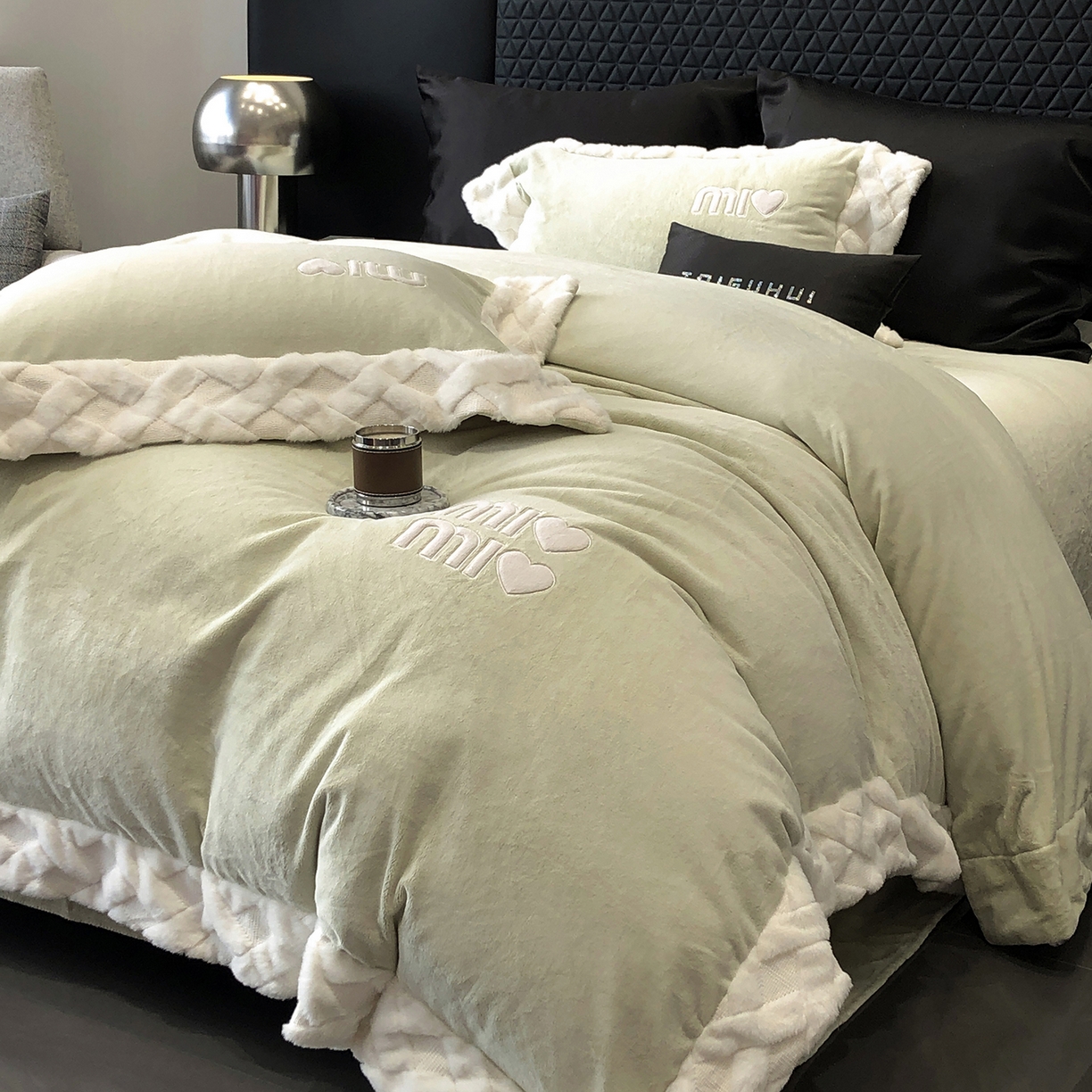 91家纺网 家纺一手货源 找家纺 太古汇家居 2025新款240克牛奶绒工艺款四件套-缪斯系列 （会员250/270，毛毡带包装，淘宝上图价格-券后不低于358） 缪斯-果绿