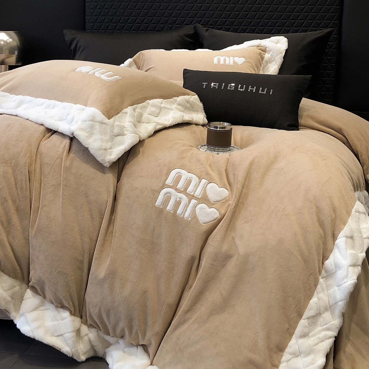 91家纺网 家纺一手货源 找家纺 太古汇家居 2025新款240克牛奶绒工艺款四件套-缪斯系列 （会员250/270，毛毡带包装，淘宝上图价格-券后不低于358） 缪斯-奶油咖