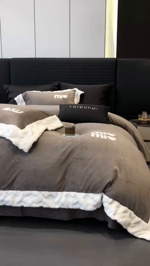 91家纺网 家纺一手货源 找家纺 （总）太古汇家居 2025新款240克牛奶绒工艺款四件套-缪斯系列 （会员250/270，毛毡带包装，淘宝上图价格-券后不低于358）