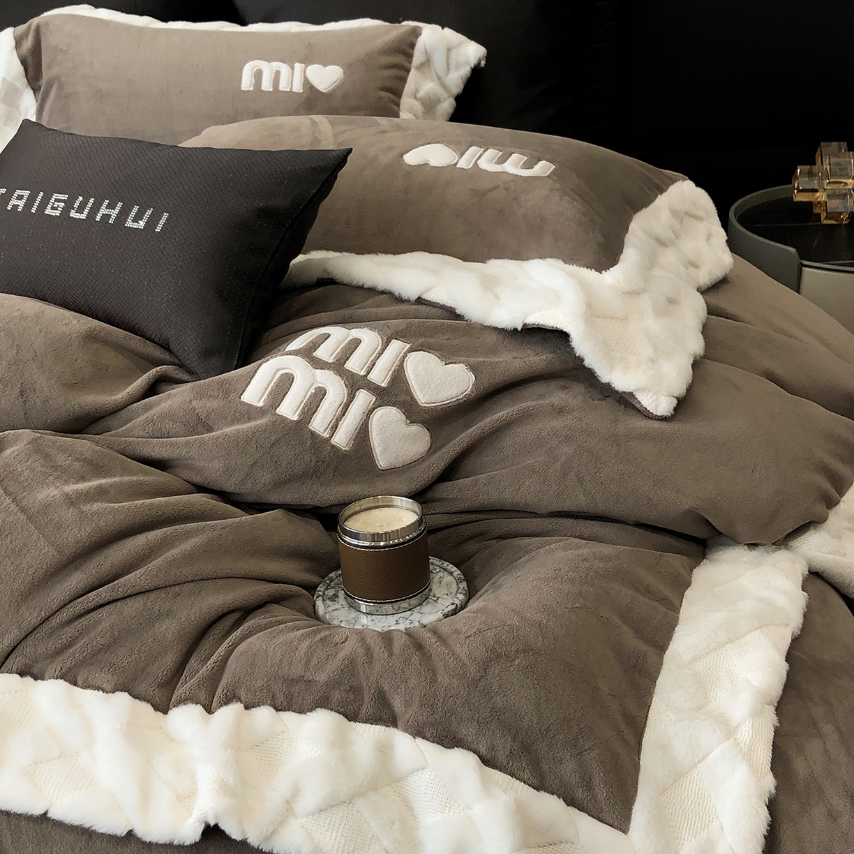 91家纺网 家纺一手货源 找家纺 （总）太古汇家居 2025新款240克牛奶绒工艺款四件套-缪斯系列 （会员250/270，毛毡带包装，淘宝上图价格-券后不低于358）