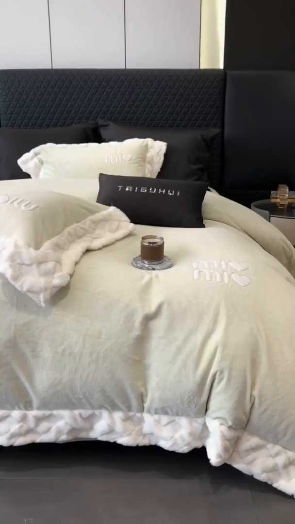 91家纺网 家纺一手货源 找家纺 太古汇家居 2025新款240克牛奶绒工艺款四件套-缪斯系列 （会员250/270，毛毡带包装，淘宝上图价格-券后不低于358） 缪斯-果绿