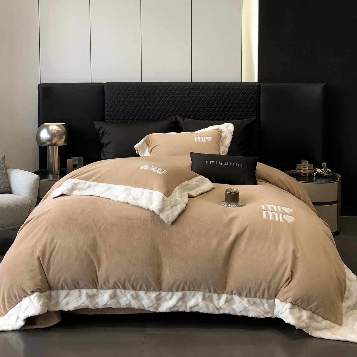 太古汇家居 2025新款240克牛奶绒工艺款四件套-缪斯系列 （会员250/270，毛毡带包装，淘宝上图价格-券后不低于358） 缪斯-奶油咖