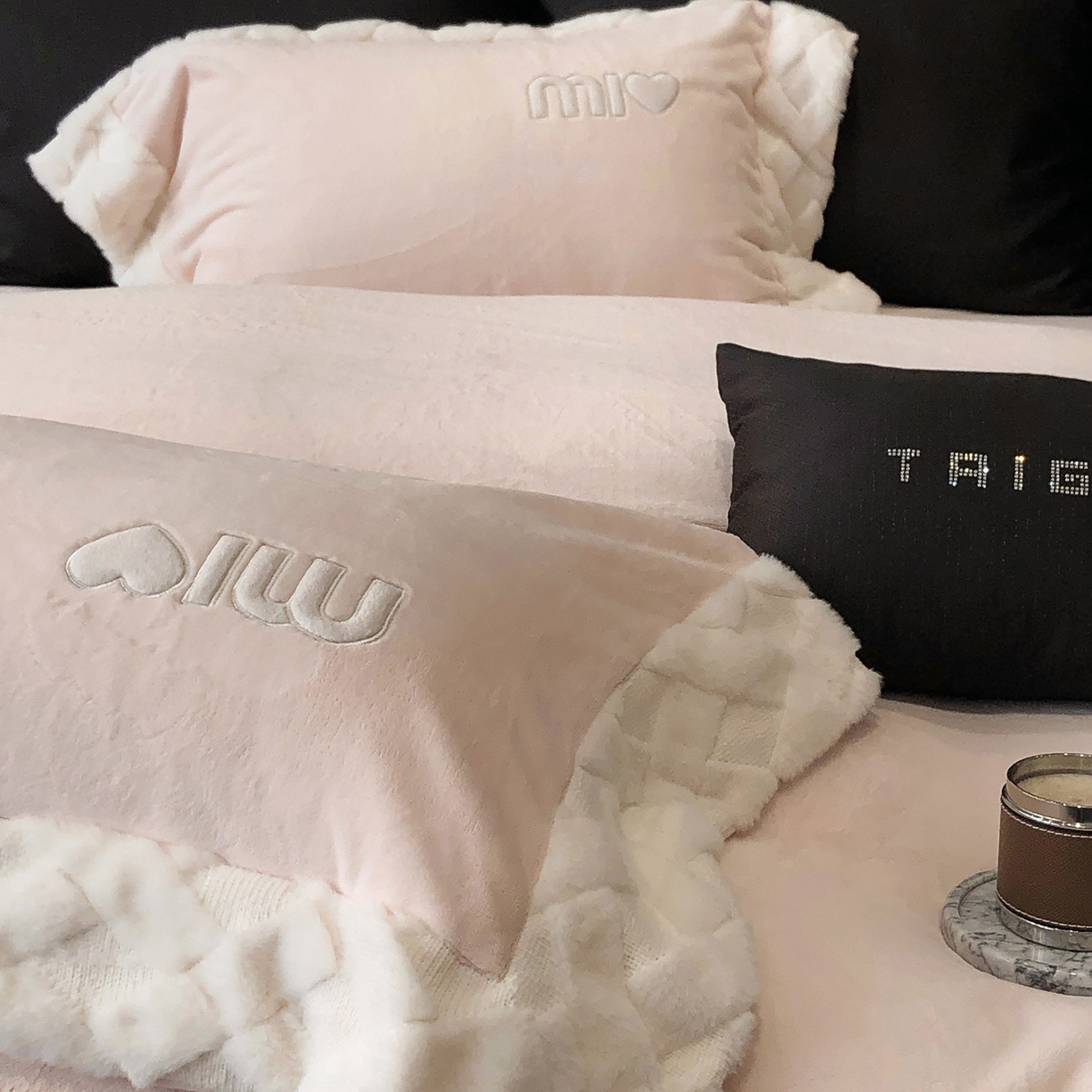 91家纺网 家纺一手货源 找家纺 太古汇家居 2025新款240克牛奶绒工艺款四件套-缪斯系列 （会员250/270，毛毡带包装，淘宝上图价格-券后不低于358） 缪斯-甜心粉