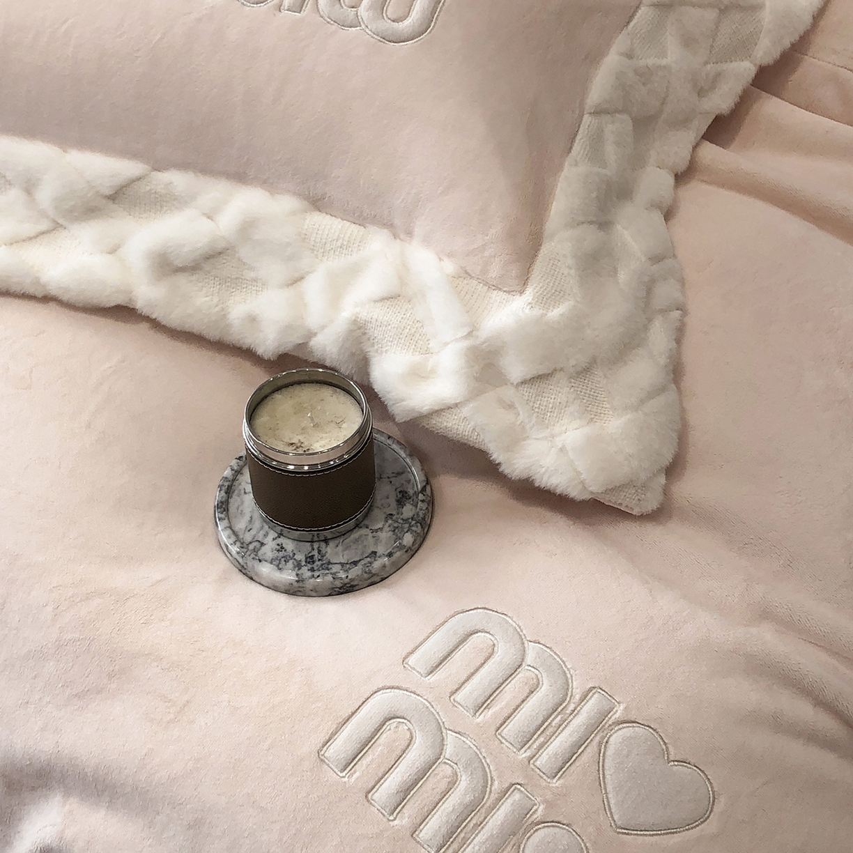 91家纺网 家纺一手货源 找家纺 太古汇家居 2025新款240克牛奶绒工艺款四件套-缪斯系列 （会员250/270，毛毡带包装，淘宝上图价格-券后不低于358） 缪斯-甜心粉