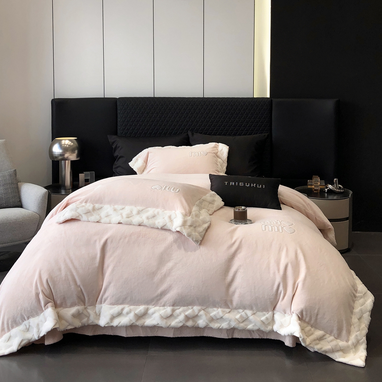 太古汇家居 2025新款240克牛奶绒工艺款四件套-缪斯系列 （会员250/270，毛毡带包装，淘宝上图价格-券后不低于358） 缪斯-甜心粉