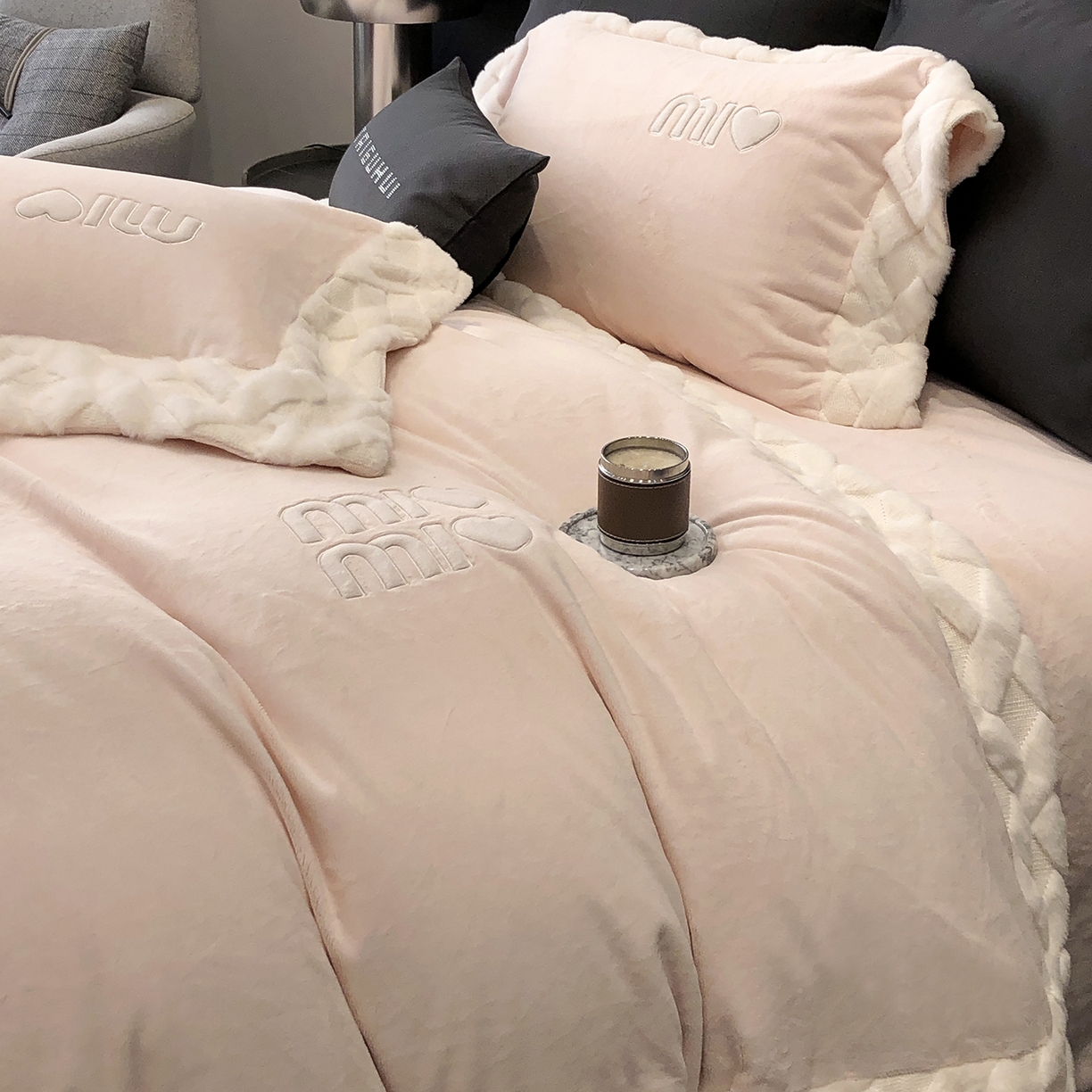 91家纺网 家纺一手货源 找家纺 太古汇家居 2025新款240克牛奶绒工艺款四件套-缪斯系列 （会员250/270，毛毡带包装，淘宝上图价格-券后不低于358） 缪斯-甜心粉