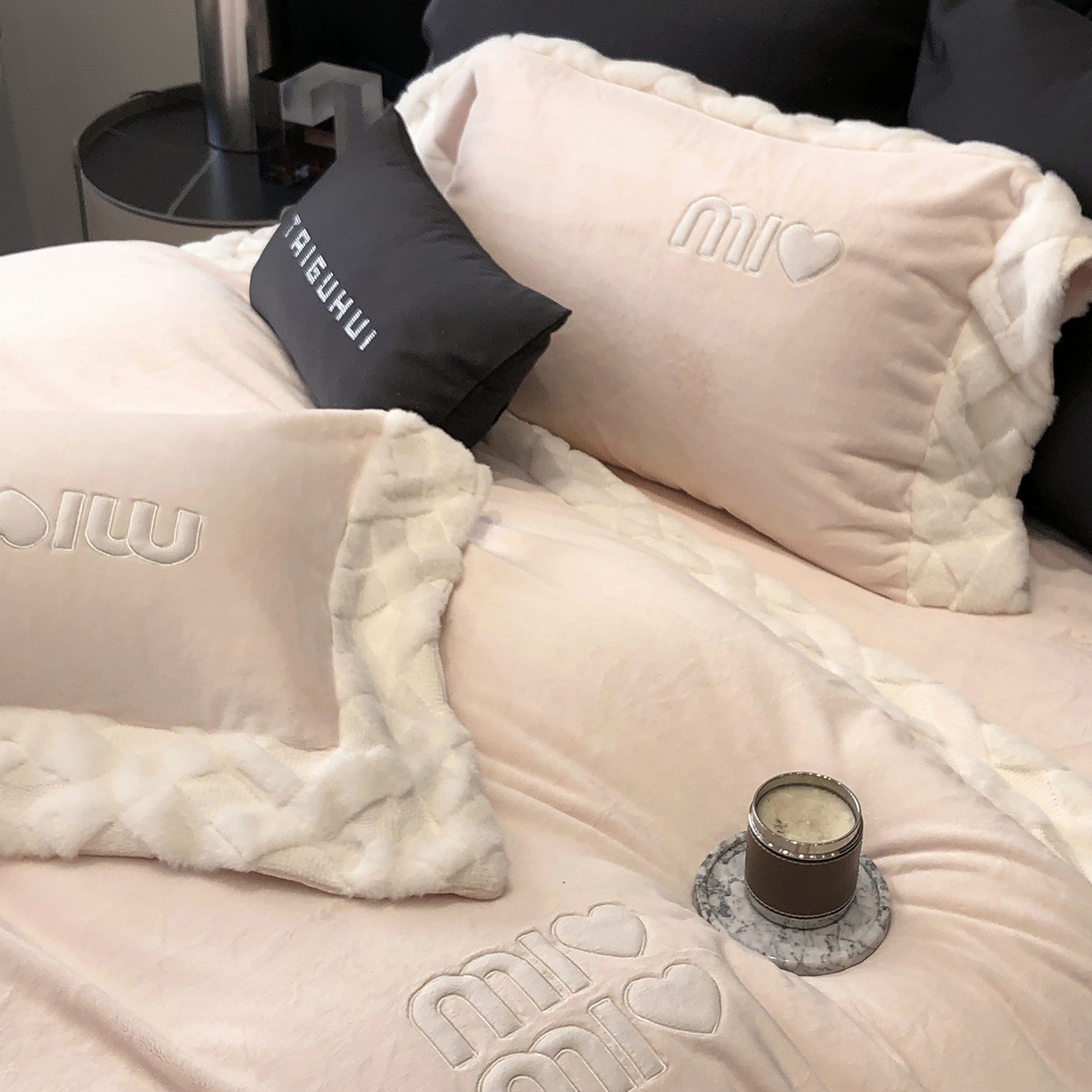 91家纺网 家纺一手货源 找家纺 太古汇家居 2025新款240克牛奶绒工艺款四件套-缪斯系列 （会员250/270，毛毡带包装，淘宝上图价格-券后不低于358） 缪斯-甜心粉