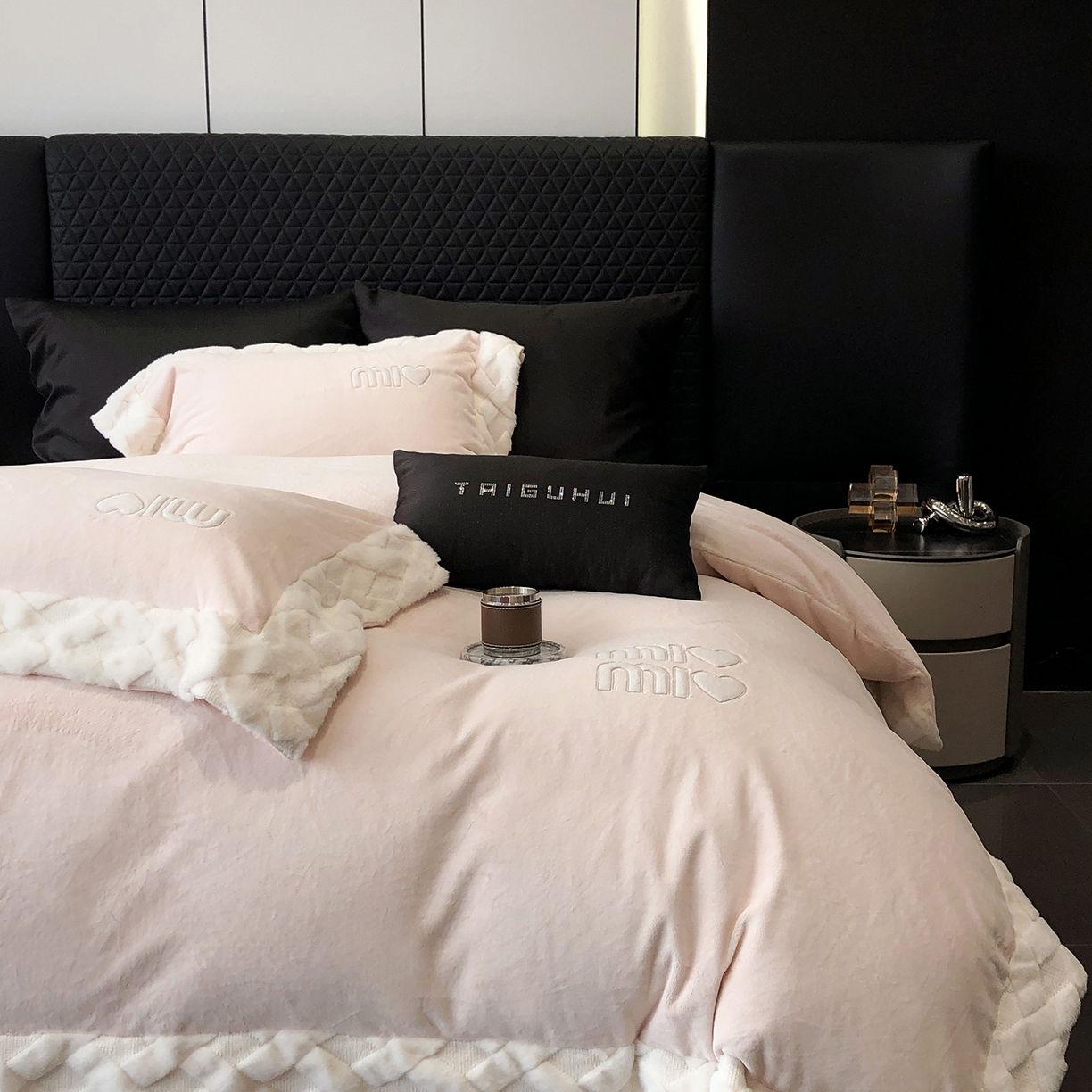 91家纺网 家纺一手货源 找家纺 太古汇家居 2025新款240克牛奶绒工艺款四件套-缪斯系列 （会员250/270，毛毡带包装，淘宝上图价格-券后不低于358） 缪斯-甜心粉