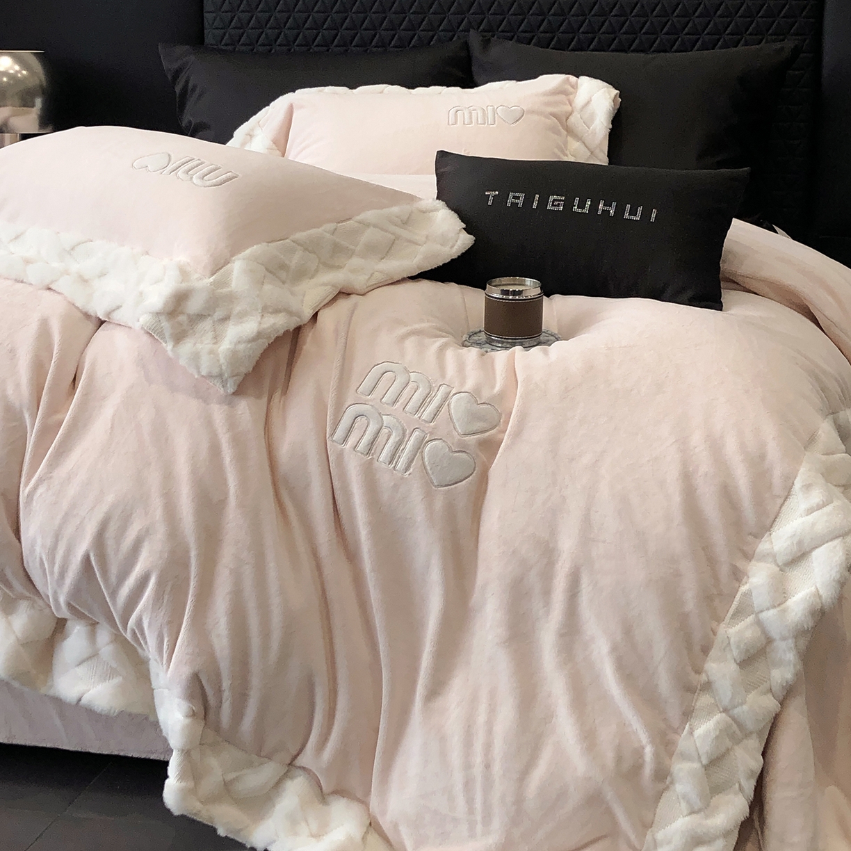 91家纺网 家纺一手货源 找家纺 太古汇家居 2025新款240克牛奶绒工艺款四件套-缪斯系列 （会员250/270，毛毡带包装，淘宝上图价格-券后不低于358） 缪斯-甜心粉