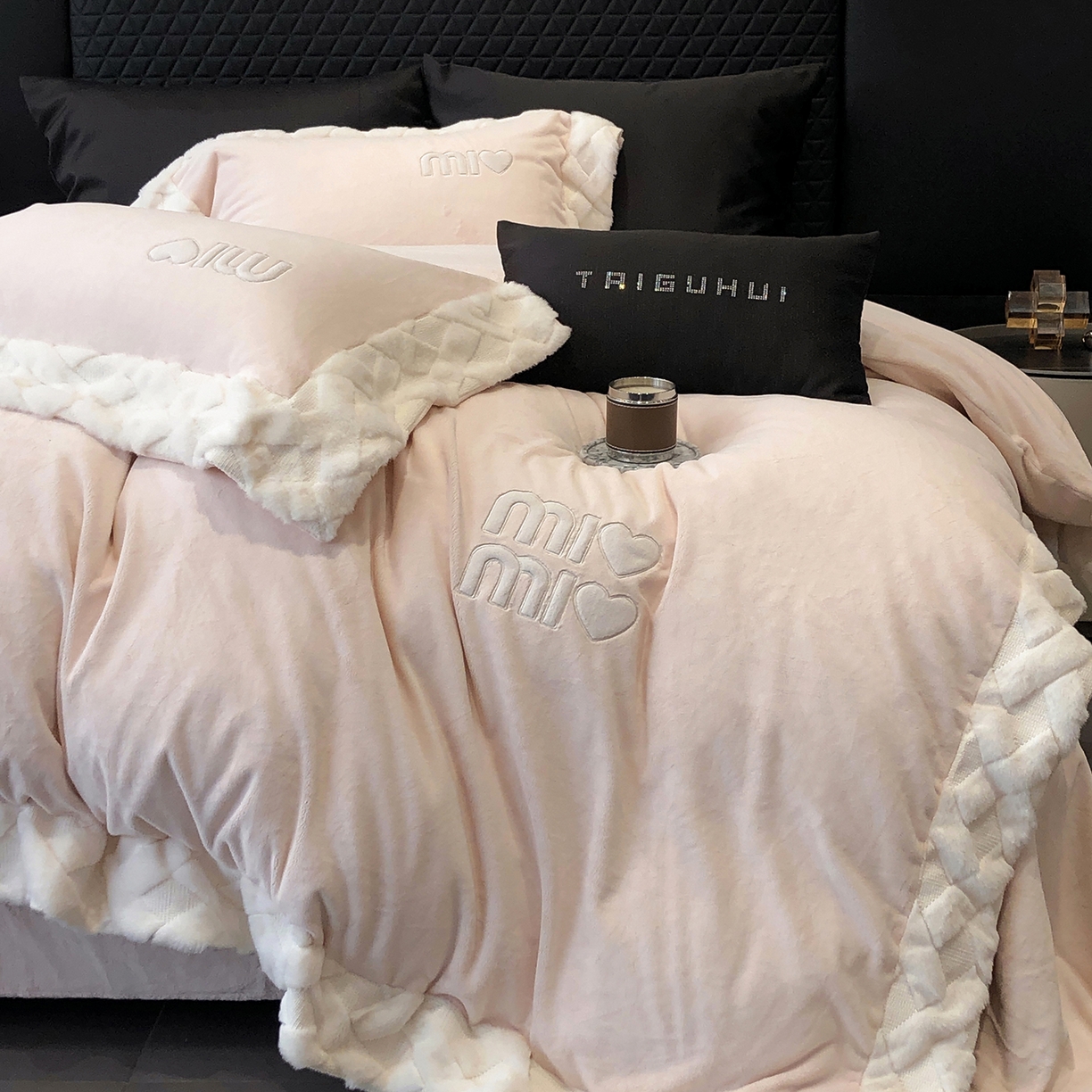 91家纺网 家纺一手货源 找家纺 太古汇家居 2025新款240克牛奶绒工艺款四件套-缪斯系列 （会员250/270，毛毡带包装，淘宝上图价格-券后不低于358） 缪斯-甜心粉