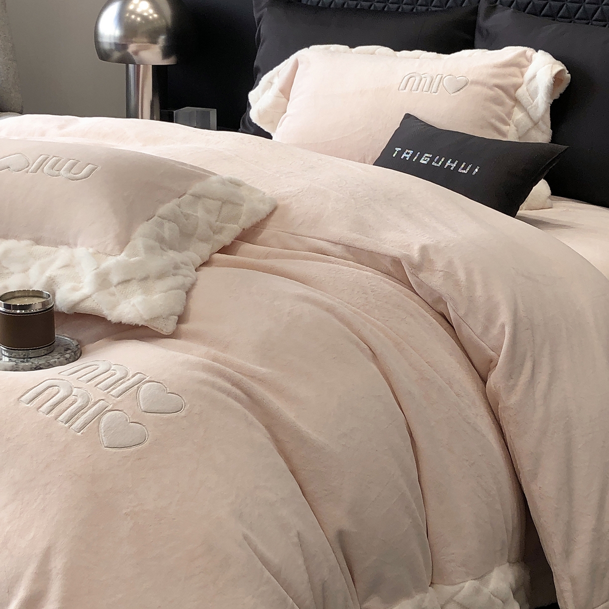 91家纺网 家纺一手货源 找家纺 太古汇家居 2025新款240克牛奶绒工艺款四件套-缪斯系列 （会员250/270，毛毡带包装，淘宝上图价格-券后不低于358） 缪斯-甜心粉