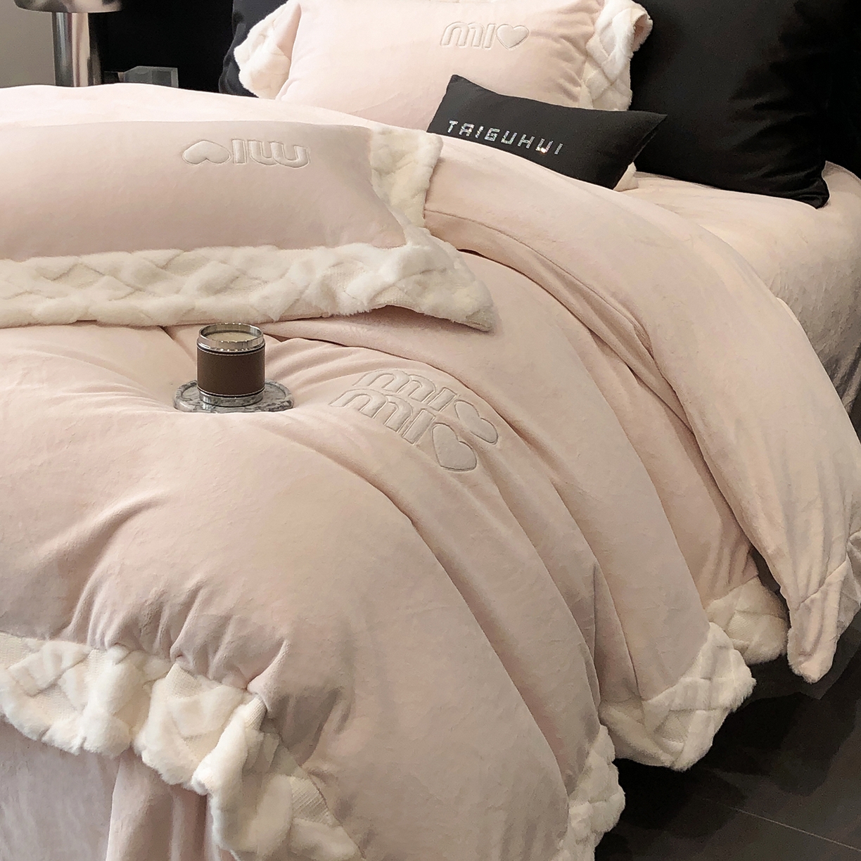 91家纺网 家纺一手货源 找家纺 太古汇家居 2025新款240克牛奶绒工艺款四件套-缪斯系列 （会员250/270，毛毡带包装，淘宝上图价格-券后不低于358） 缪斯-甜心粉