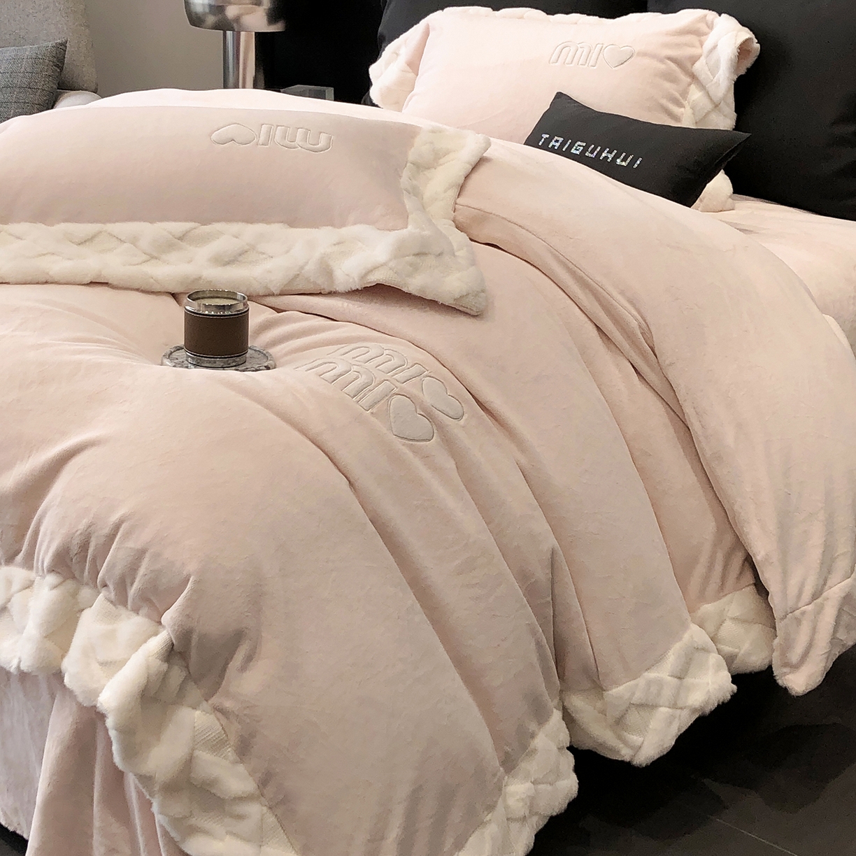 91家纺网 家纺一手货源 找家纺 太古汇家居 2025新款240克牛奶绒工艺款四件套-缪斯系列 （会员250/270，毛毡带包装，淘宝上图价格-券后不低于358） 缪斯-甜心粉