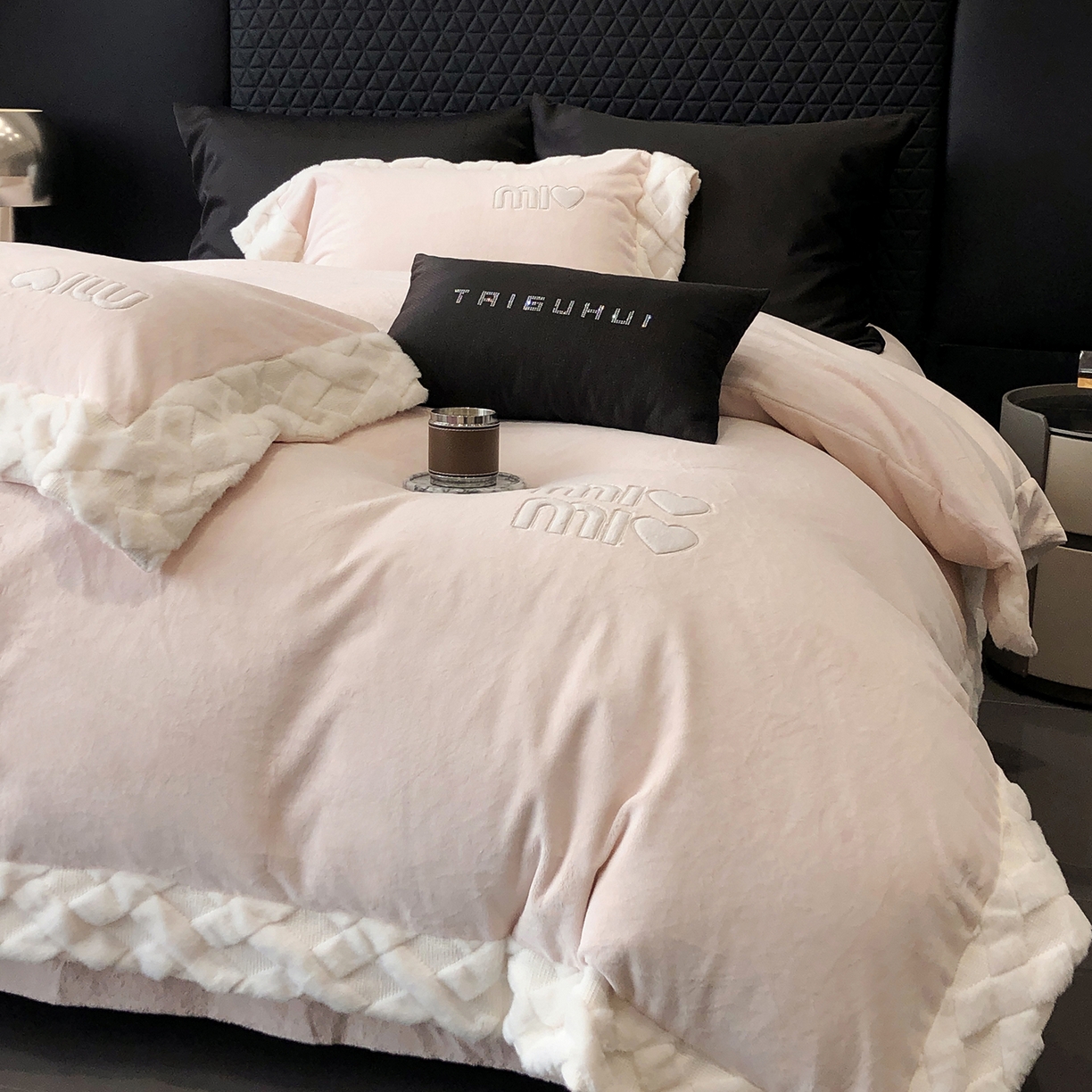 91家纺网 家纺一手货源 找家纺 太古汇家居 2025新款240克牛奶绒工艺款四件套-缪斯系列 （会员250/270，毛毡带包装，淘宝上图价格-券后不低于358） 缪斯-甜心粉