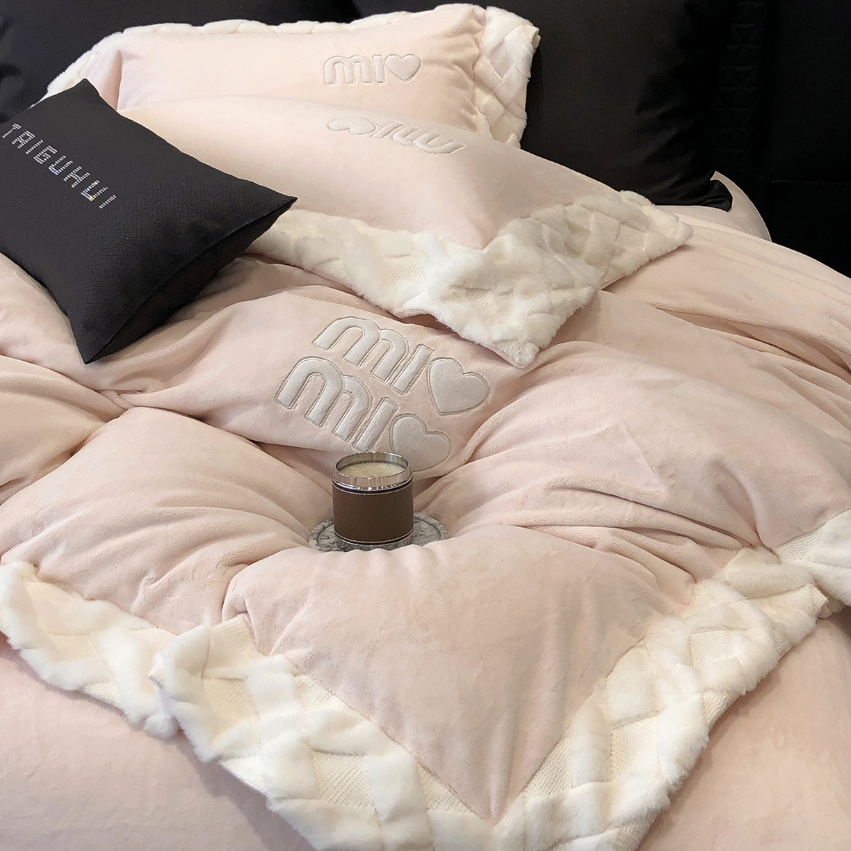 91家纺网 家纺一手货源 找家纺 太古汇家居 2025新款240克牛奶绒工艺款四件套-缪斯系列 （会员250/270，毛毡带包装，淘宝上图价格-券后不低于358） 缪斯-甜心粉