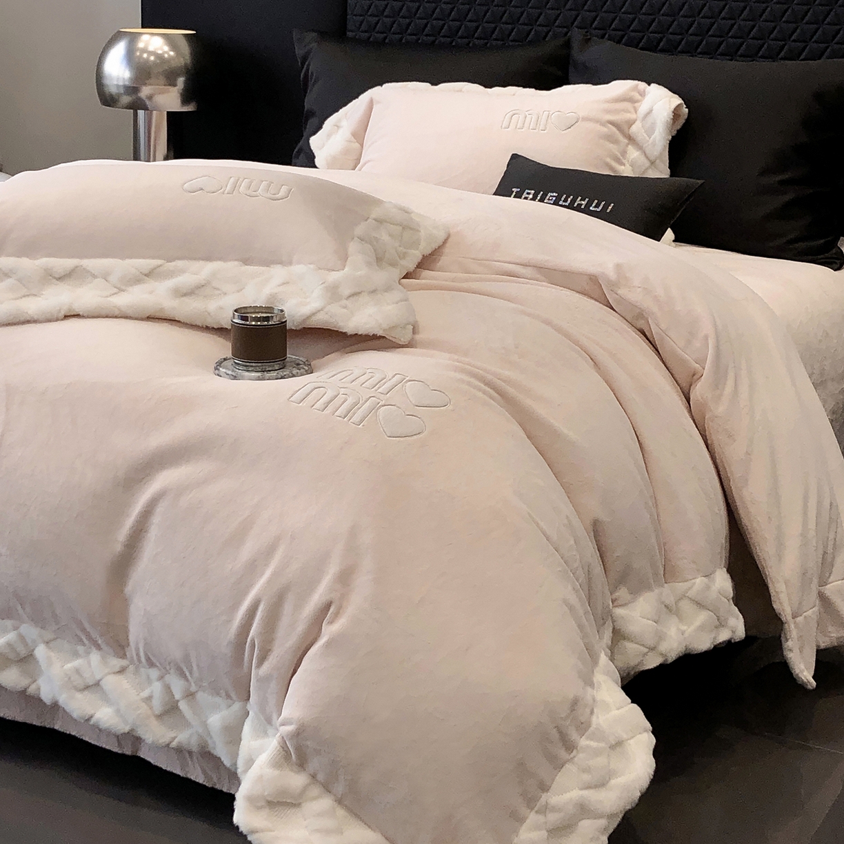 91家纺网 家纺一手货源 找家纺 太古汇家居 2025新款240克牛奶绒工艺款四件套-缪斯系列 （会员250/270，毛毡带包装，淘宝上图价格-券后不低于358） 缪斯-甜心粉