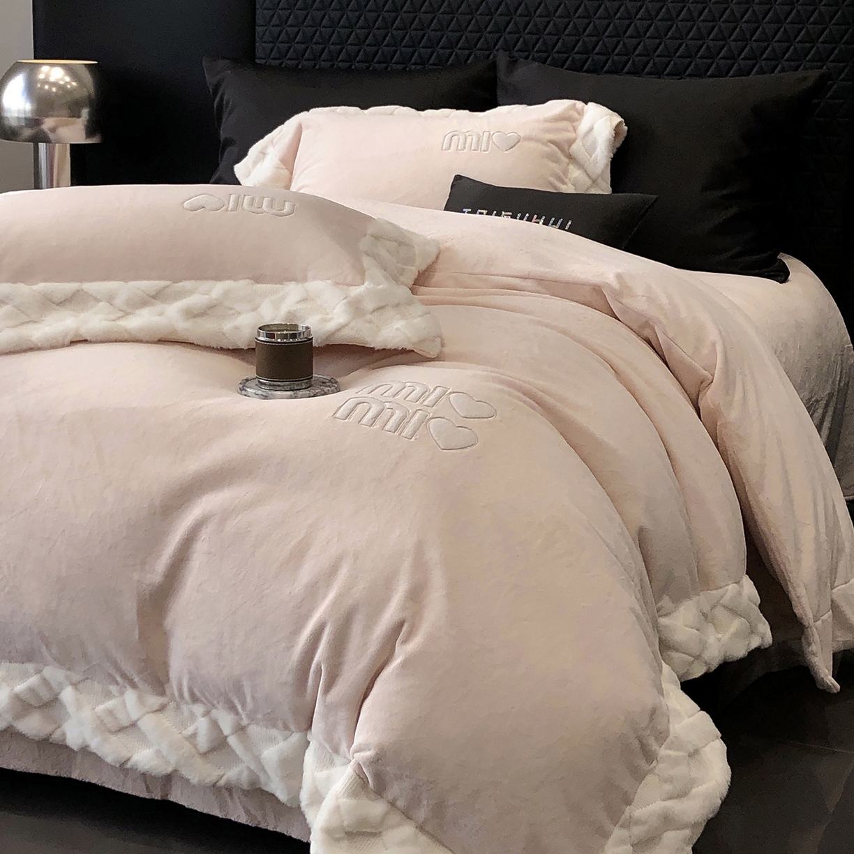 91家纺网 家纺一手货源 找家纺 太古汇家居 2025新款240克牛奶绒工艺款四件套-缪斯系列 （会员250/270，毛毡带包装，淘宝上图价格-券后不低于358） 缪斯-甜心粉