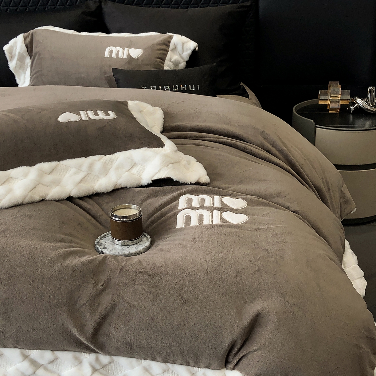 91家纺网 家纺一手货源 找家纺 （总）太古汇家居 2025新款240克牛奶绒工艺款四件套-缪斯系列 （会员250/270，毛毡带包装，淘宝上图价格-券后不低于358）