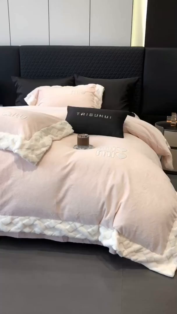 91家纺网 家纺一手货源 找家纺 太古汇家居 2025新款240克牛奶绒工艺款四件套-缪斯系列 （会员250/270，毛毡带包装，淘宝上图价格-券后不低于358） 缪斯-甜心粉