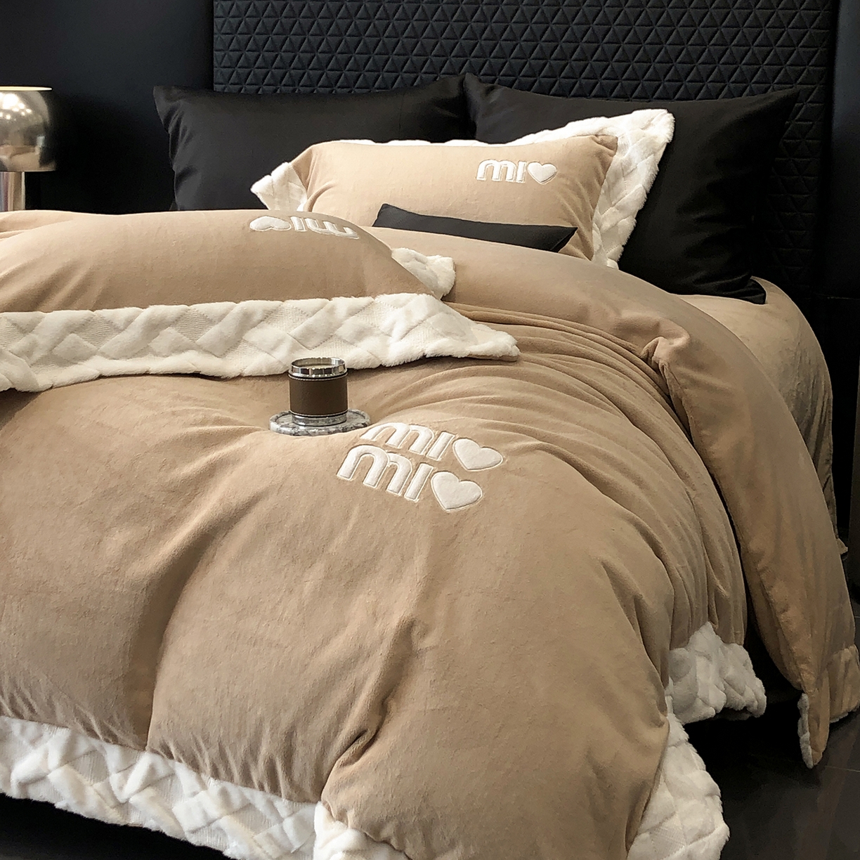 91家纺网 家纺一手货源 找家纺 太古汇家居 2025新款240克牛奶绒工艺款四件套-缪斯系列 （会员250/270，毛毡带包装，淘宝上图价格-券后不低于358） 缪斯-奶油咖