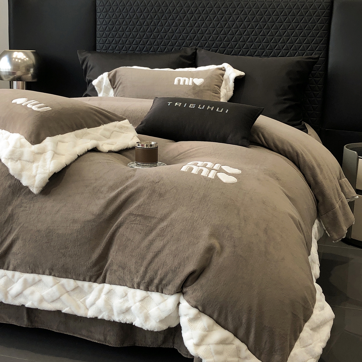 91家纺网 家纺一手货源 找家纺 太古汇家居 2025新款240克牛奶绒工艺款四件套-缪斯系列 （会员250/270，毛毡带包装，淘宝上图价格-券后不低于358） 缪斯-大象灰