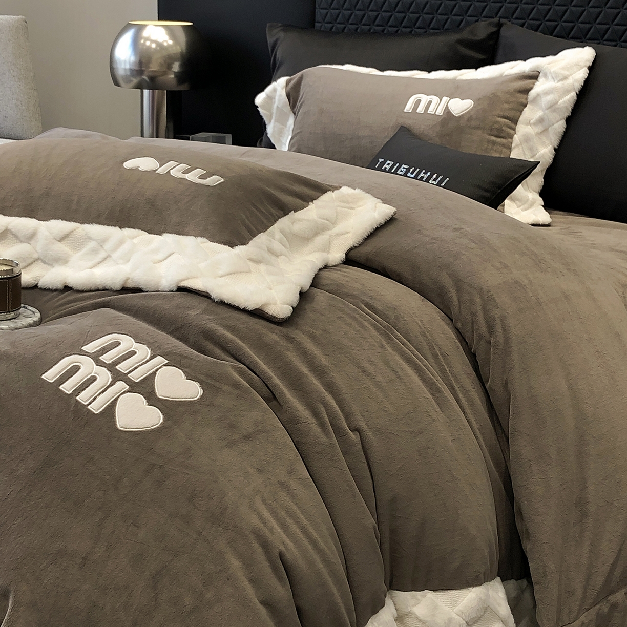 91家纺网 家纺一手货源 找家纺 太古汇家居 2025新款240克牛奶绒工艺款四件套-缪斯系列 （会员250/270，毛毡带包装，淘宝上图价格-券后不低于358） 缪斯-大象灰