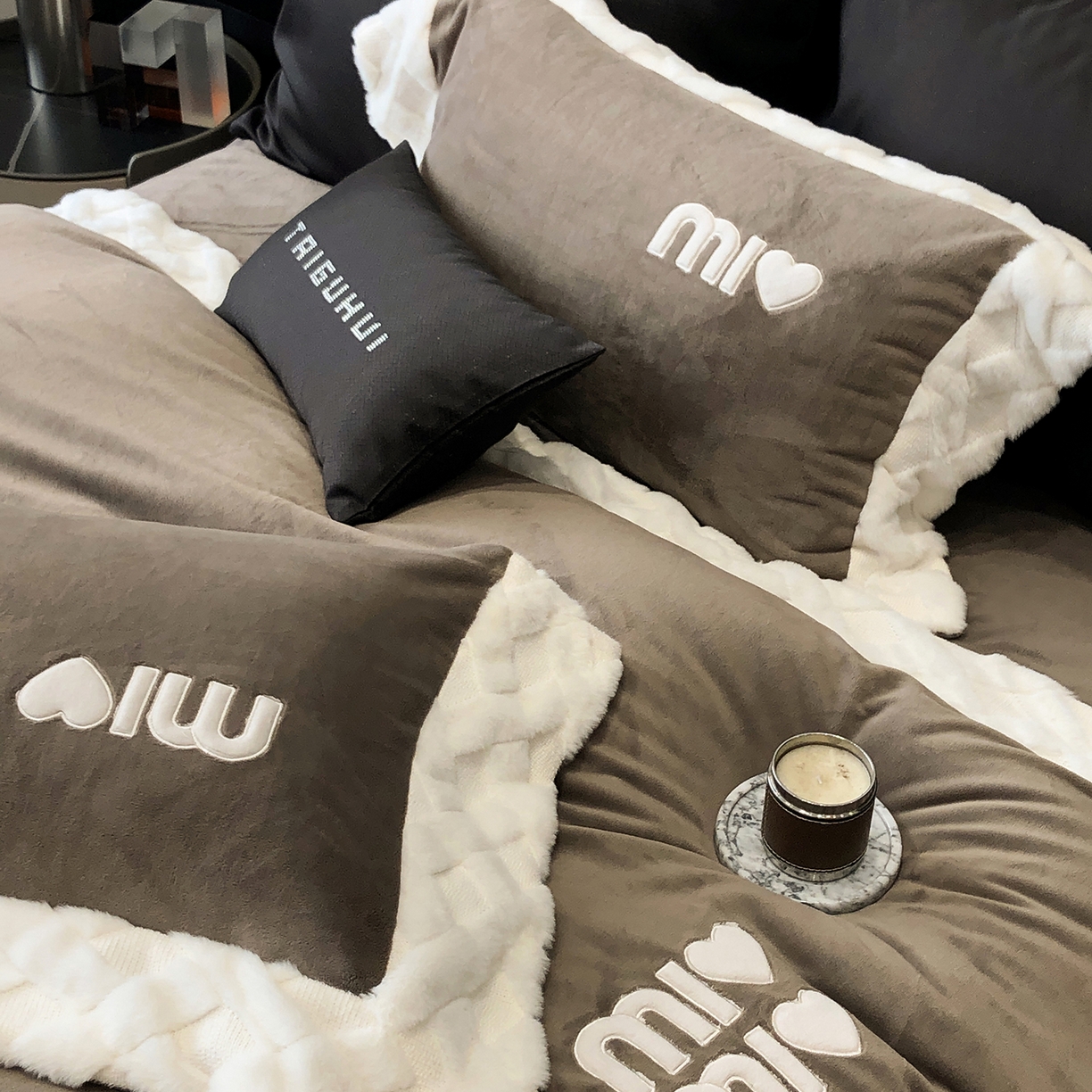 91家纺网 家纺一手货源 找家纺 太古汇家居 2025新款240克牛奶绒工艺款四件套-缪斯系列 （会员250/270，毛毡带包装，淘宝上图价格-券后不低于358） 缪斯-大象灰