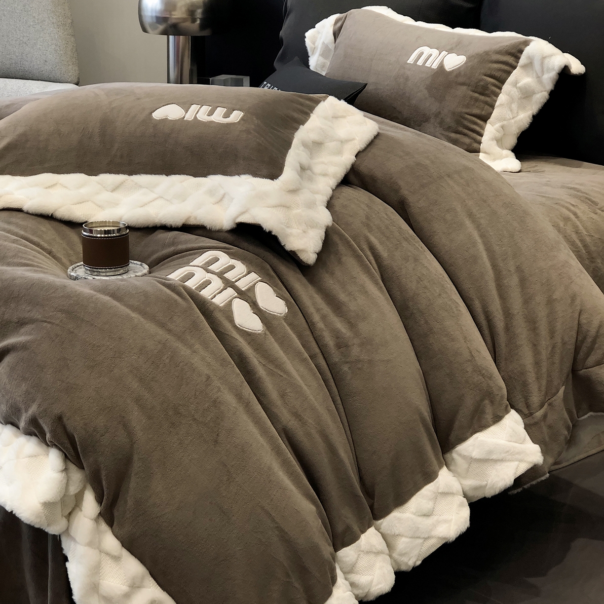 91家纺网 家纺一手货源 找家纺 太古汇家居 2025新款240克牛奶绒工艺款四件套-缪斯系列 （会员250/270，毛毡带包装，淘宝上图价格-券后不低于358） 缪斯-大象灰