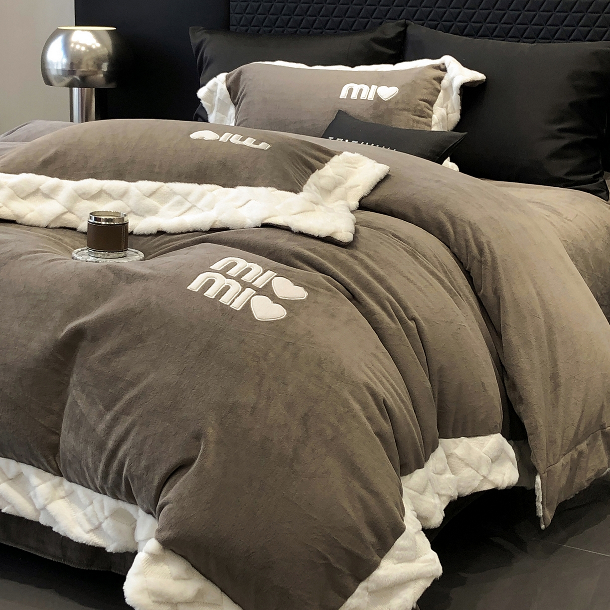 91家纺网 家纺一手货源 找家纺 太古汇家居 2025新款240克牛奶绒工艺款四件套-缪斯系列 （会员250/270，毛毡带包装，淘宝上图价格-券后不低于358） 缪斯-大象灰