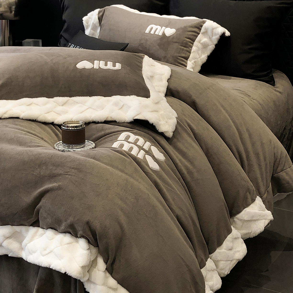 91家纺网 家纺一手货源 找家纺 太古汇家居 2025新款240克牛奶绒工艺款四件套-缪斯系列 （会员250/270，毛毡带包装，淘宝上图价格-券后不低于358） 缪斯-大象灰