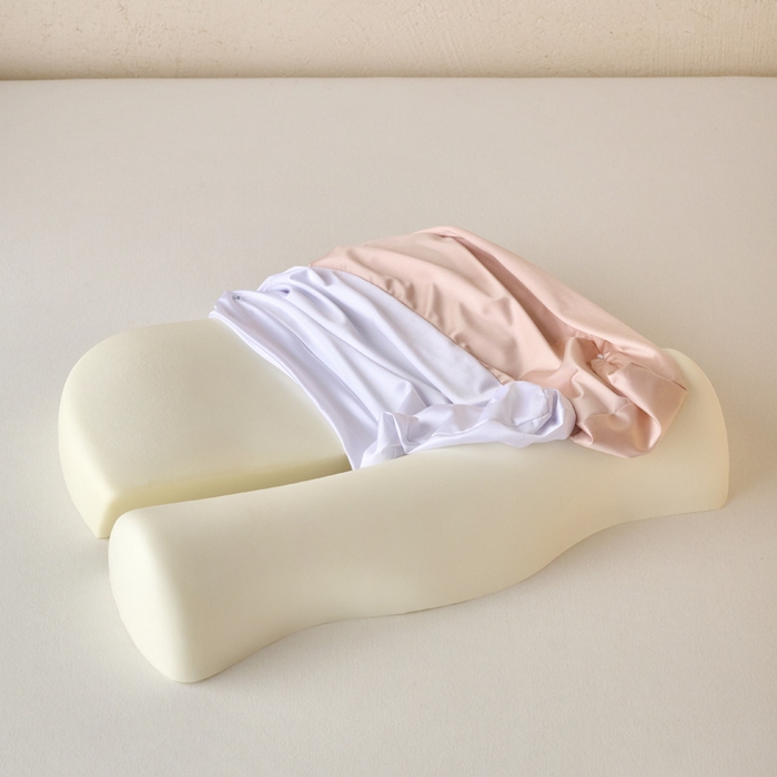 91家纺网 家纺一手货源 找家纺 明星枕业 2025新款零压深睡慢回弹记忆棉颈椎枕护颈椎助睡眠颈椎病专用牵引反弓枕枕头枕芯 分段牵引枕-粉