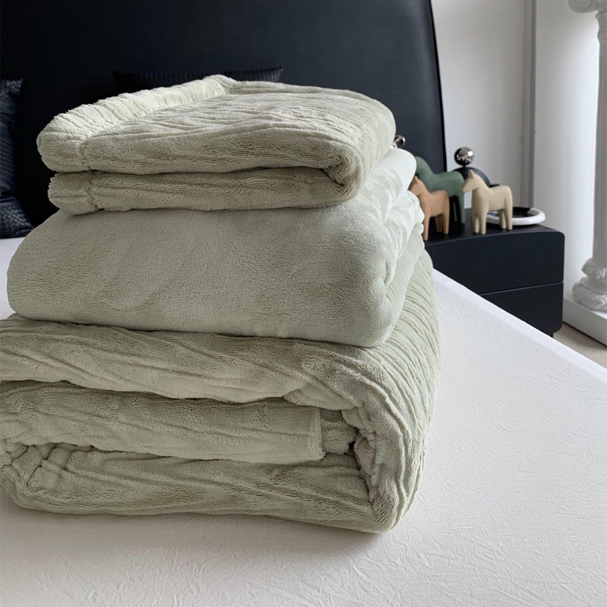 91家纺网 家纺一手货源 找家纺 奈萝家纺 2025新款雕花绒高克重牛奶绒四件套-流年系列 流年豆蔻绿