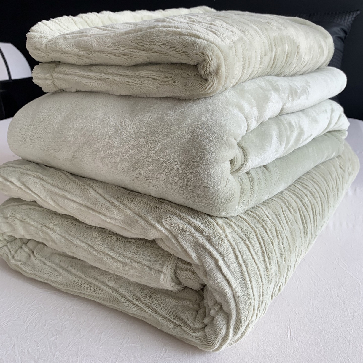 91家纺网 家纺一手货源 找家纺 奈萝家纺 2025新款雕花绒高克重牛奶绒四件套-流年系列 流年豆蔻绿