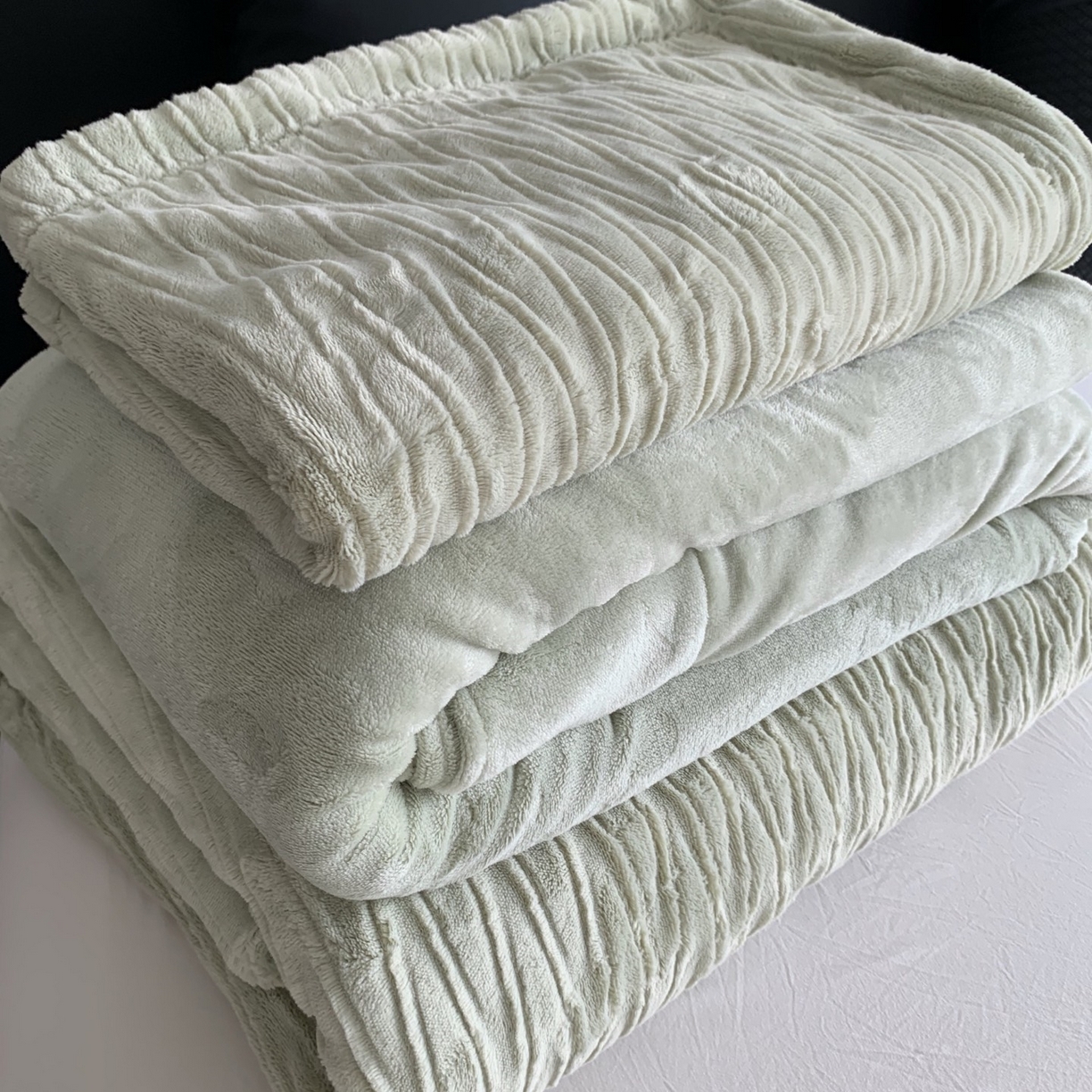 91家纺网 家纺一手货源 找家纺 奈萝家纺 2025新款雕花绒高克重牛奶绒四件套-流年系列 流年豆蔻绿