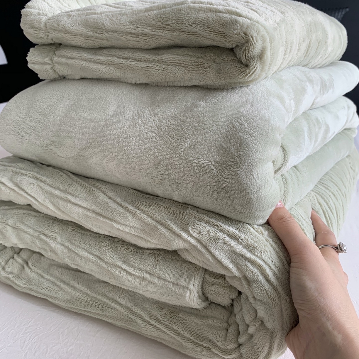 91家纺网 家纺一手货源 找家纺 奈萝家纺 2025新款雕花绒高克重牛奶绒四件套-流年系列 流年豆蔻绿