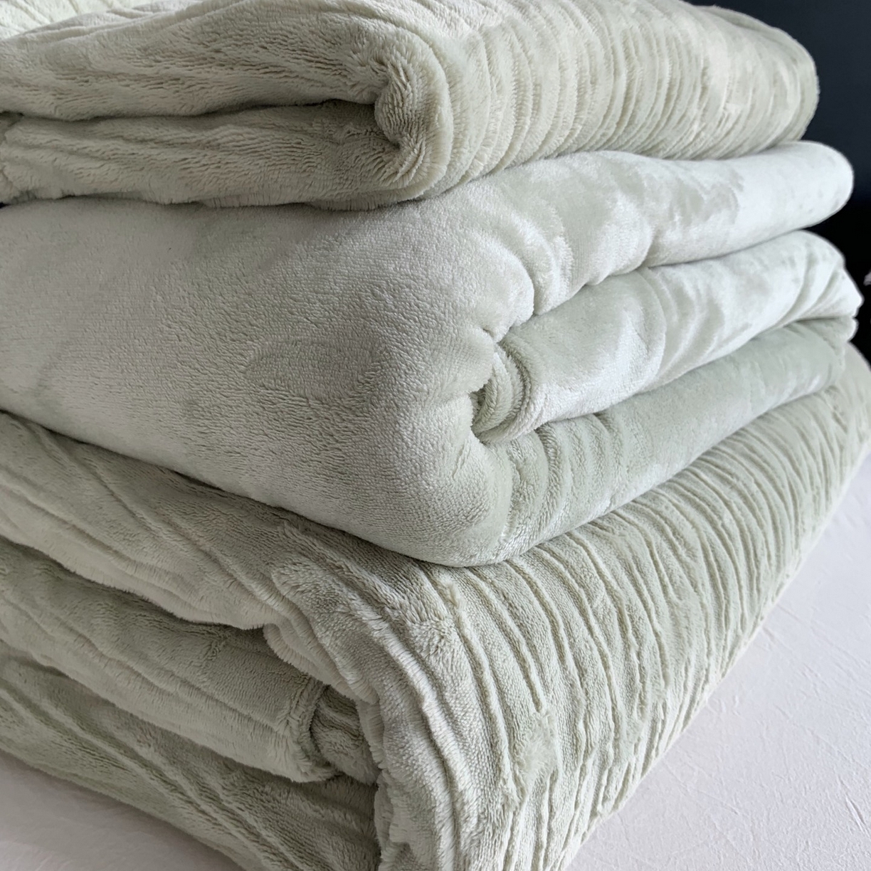 91家纺网 家纺一手货源 找家纺 奈萝家纺 2025新款雕花绒高克重牛奶绒四件套-流年系列 流年豆蔻绿