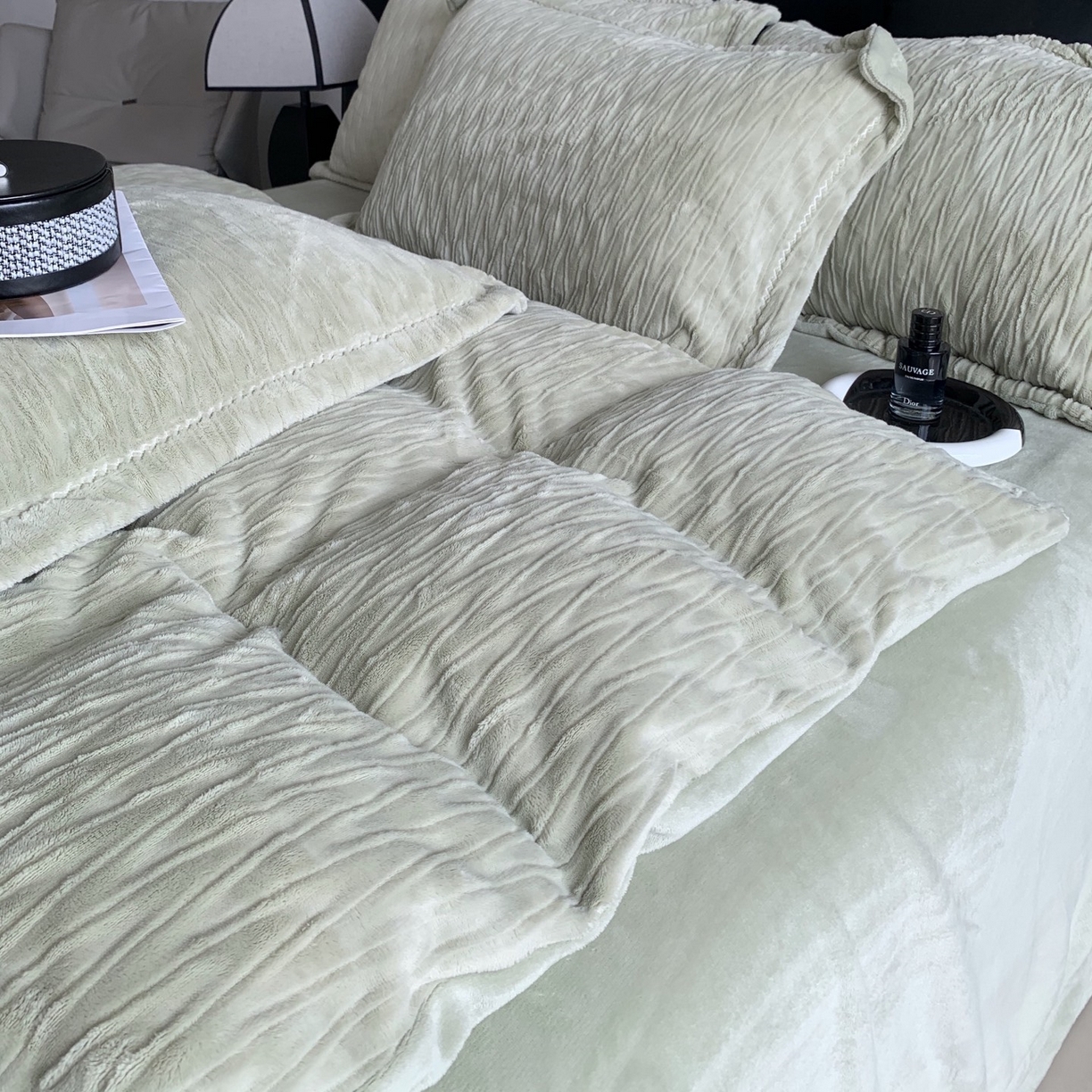 91家纺网 家纺一手货源 找家纺 奈萝家纺 2025新款雕花绒高克重牛奶绒四件套-流年系列 流年豆蔻绿