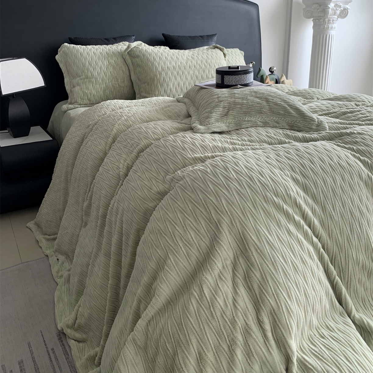 91家纺网 家纺一手货源 找家纺 奈萝家纺 2025新款雕花绒高克重牛奶绒四件套-流年系列 流年豆蔻绿