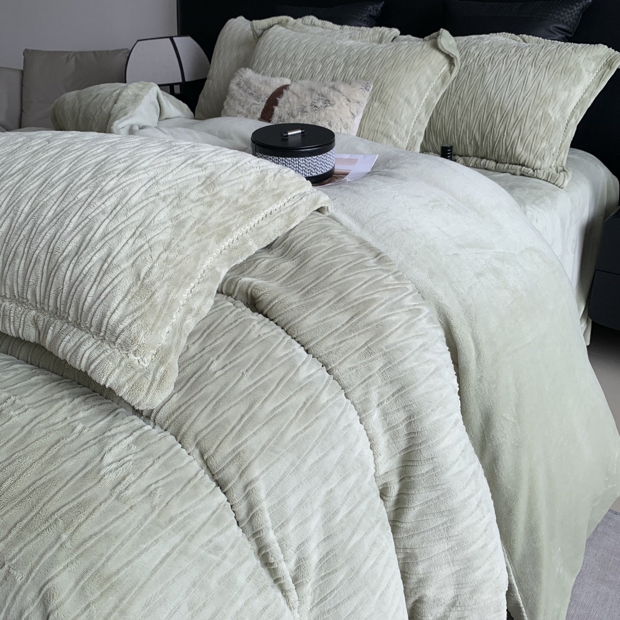 91家纺网 家纺一手货源 找家纺 奈萝家纺 2025新款雕花绒高克重牛奶绒四件套-流年系列 流年豆蔻绿