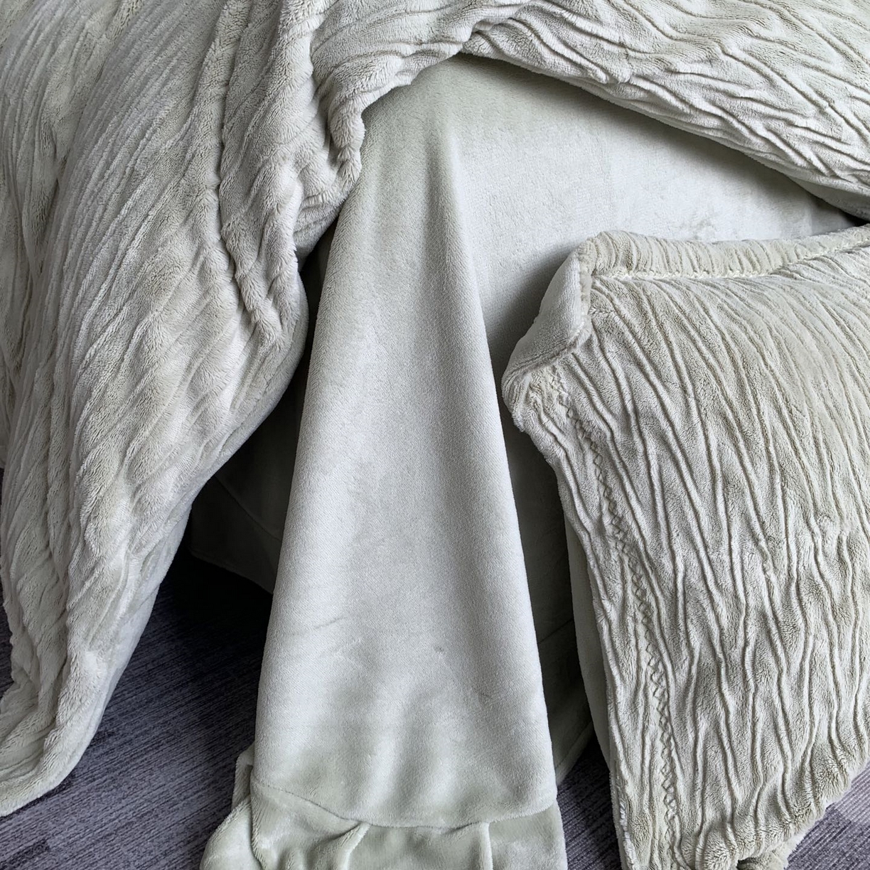 91家纺网 家纺一手货源 找家纺 奈萝家纺 2025新款雕花绒高克重牛奶绒四件套-流年系列 流年豆蔻绿