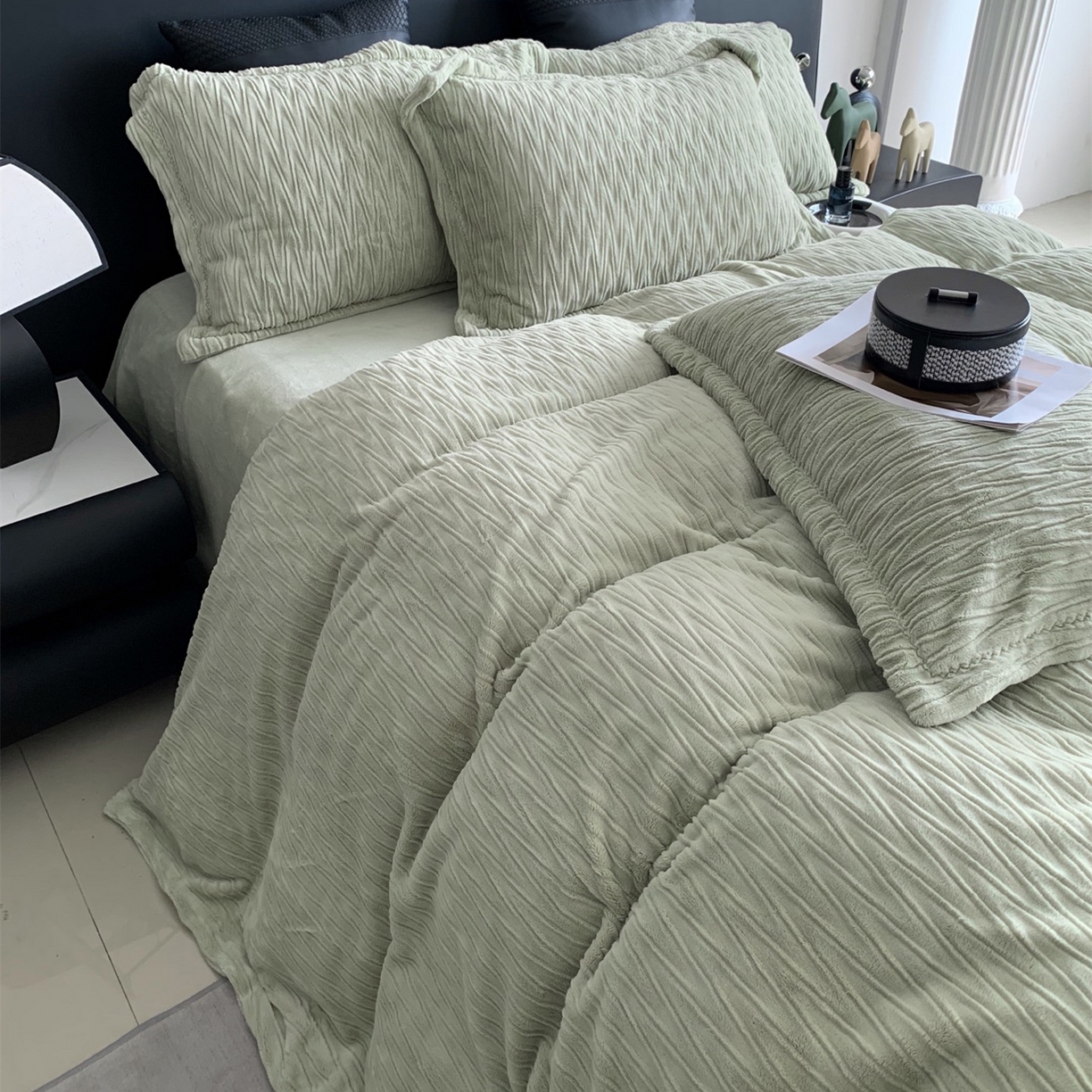 91家纺网 家纺一手货源 找家纺 奈萝家纺 2025新款雕花绒高克重牛奶绒四件套-流年系列 流年豆蔻绿