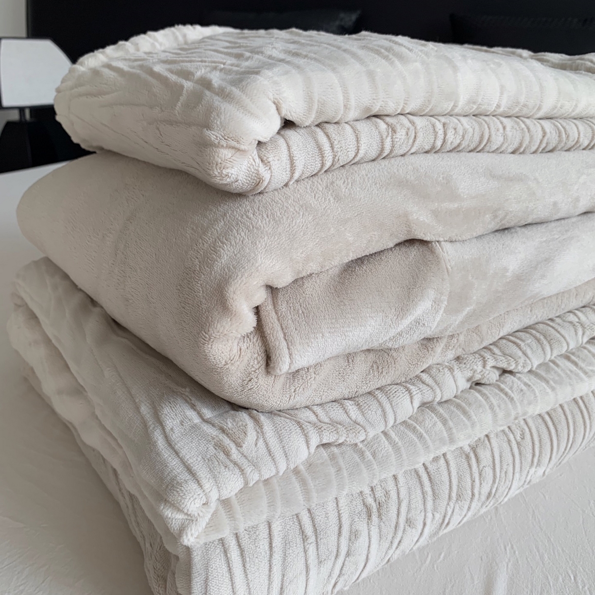 91家纺网 家纺一手货源 找家纺 奈萝家纺 2025新款雕花绒高克重牛奶绒四件套-流年系列 流年可可糖