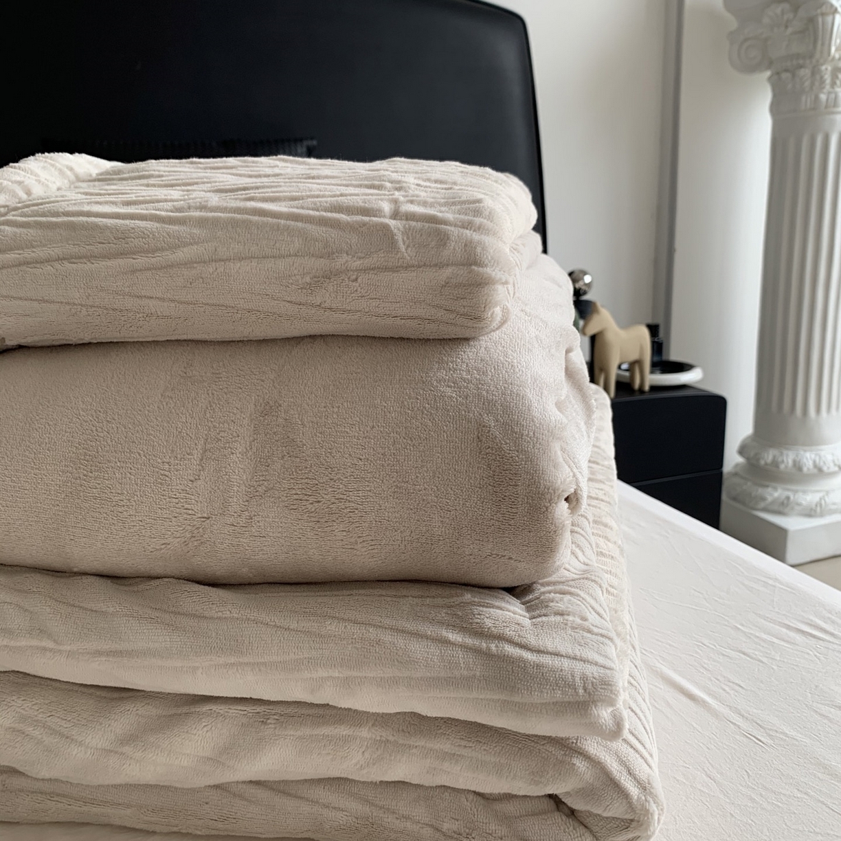 91家纺网 家纺一手货源 找家纺 奈萝家纺 2025新款雕花绒高克重牛奶绒四件套-流年系列 流年可可糖